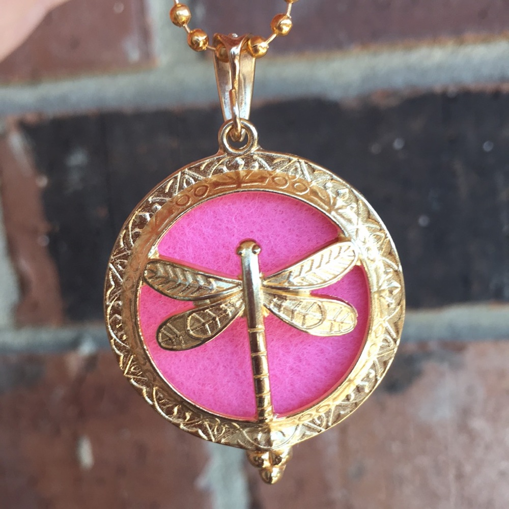 🌈 Scented Dragonfly Aroma Necklace Gold And Pink NWOT - Picture 3 of 5